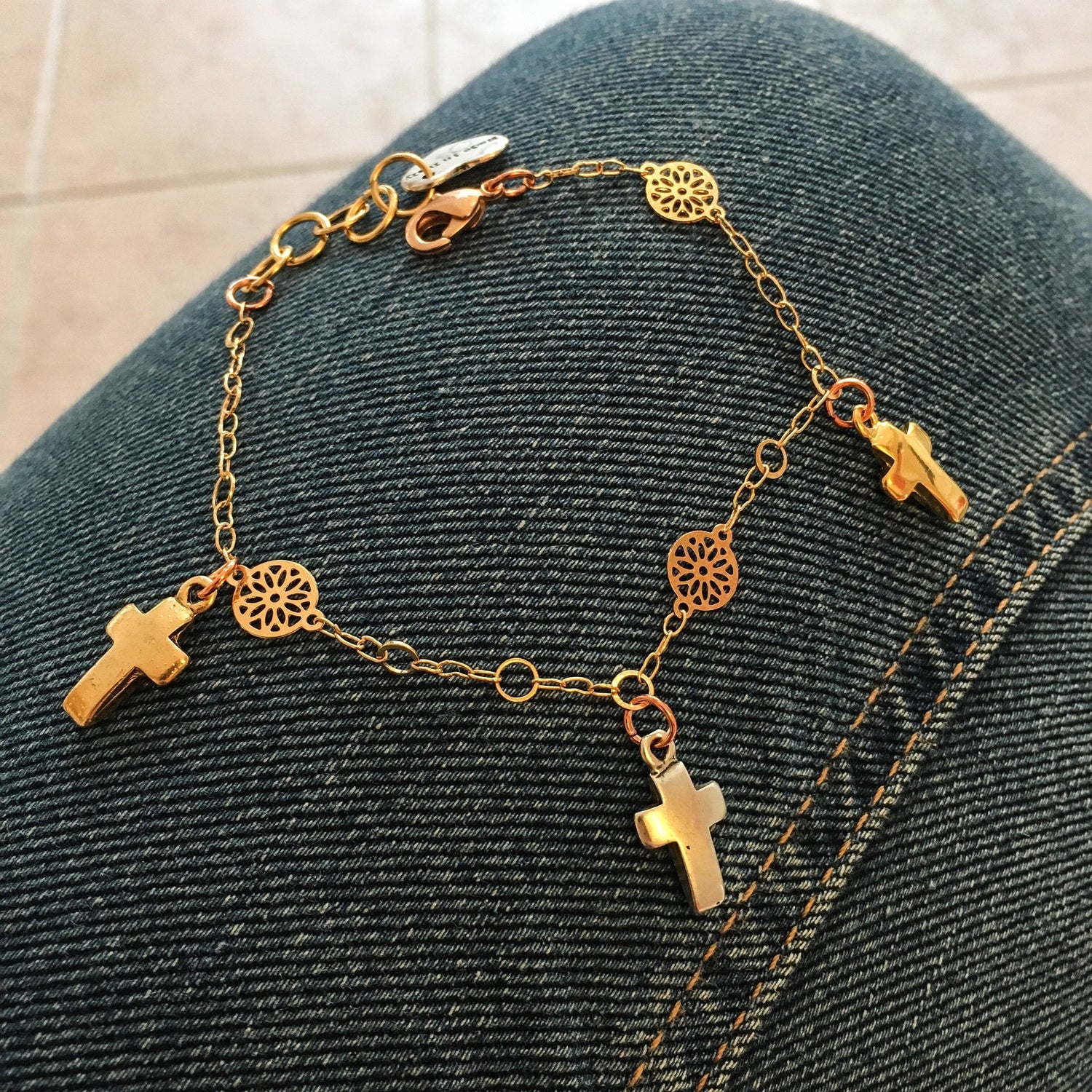 Bracelet Croix en Laiton Plaqué Or. Bracelet Lucky Charm, Bracelet Charm, Cadeau parfait pour elle.